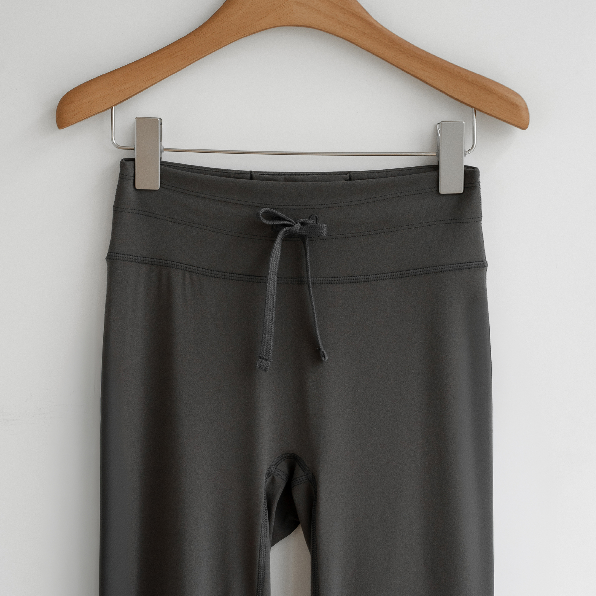 岩灰色 Stone Grey