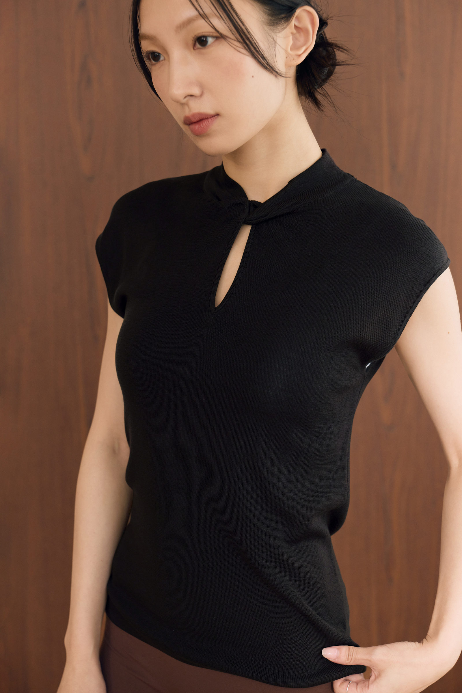 修色-紐結天絲上衣-黑色