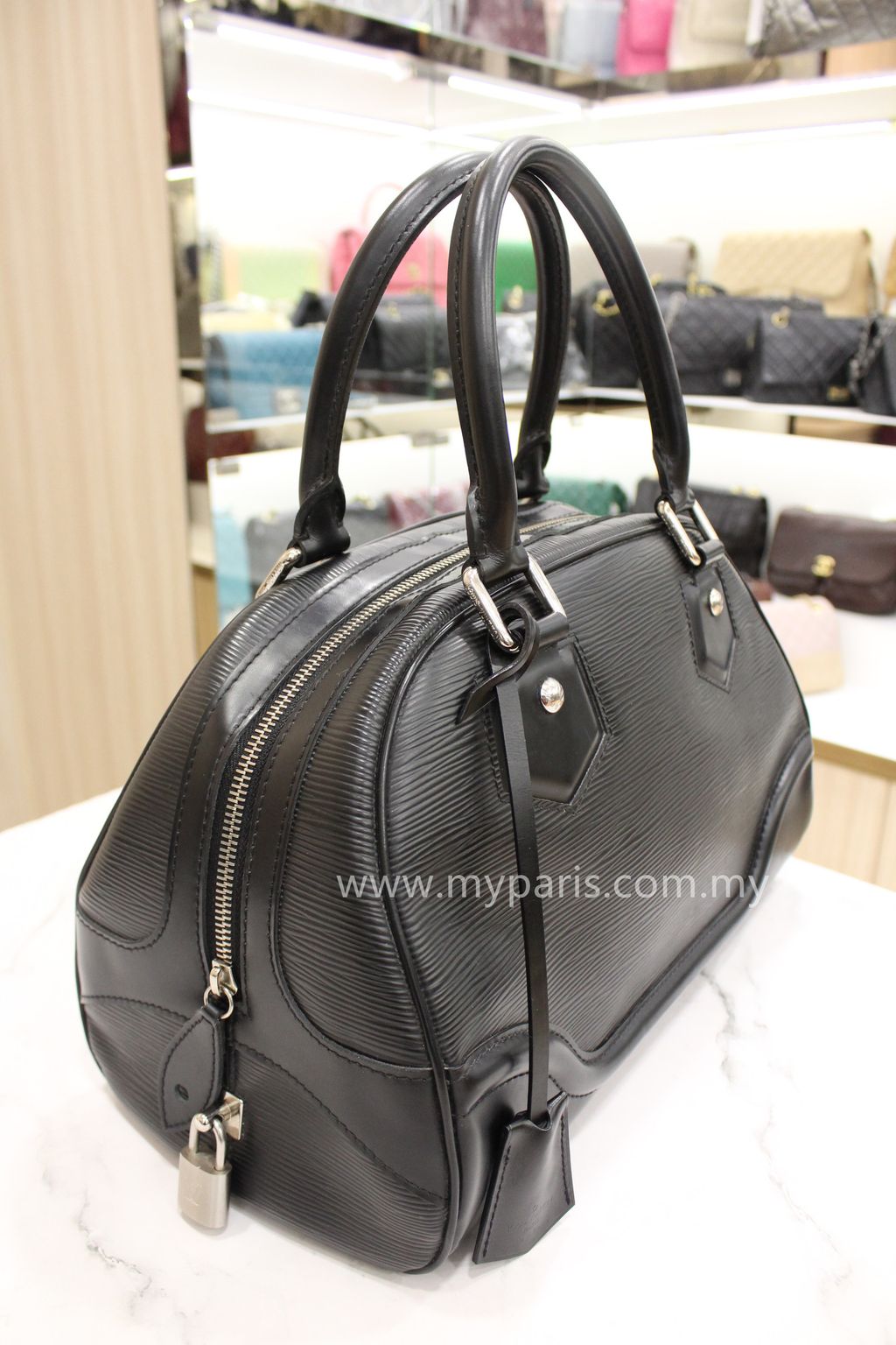 Montaigne leather bag Louis Vuitton Black in Leather - 32339284