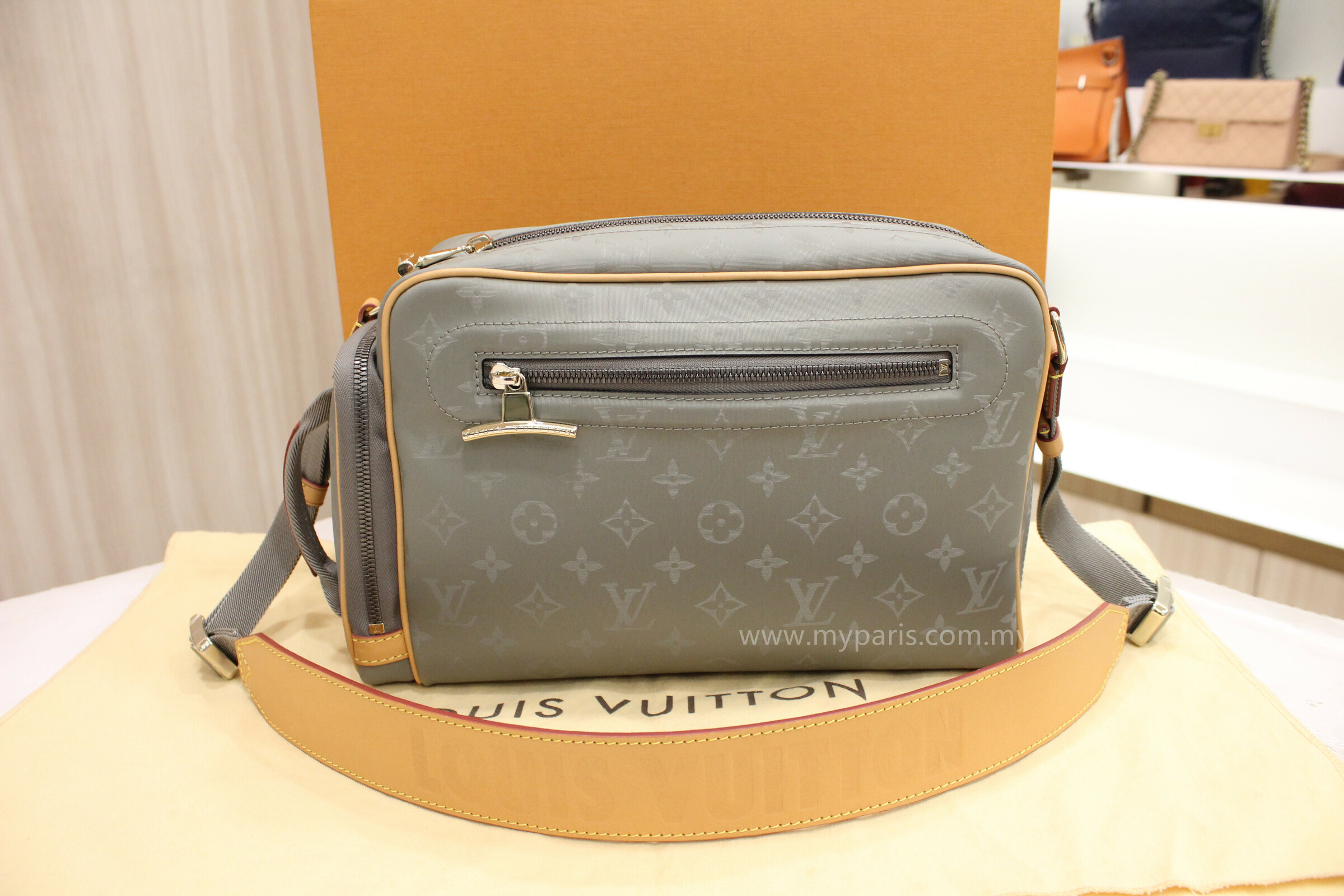 louis vuitton titanium camera bag