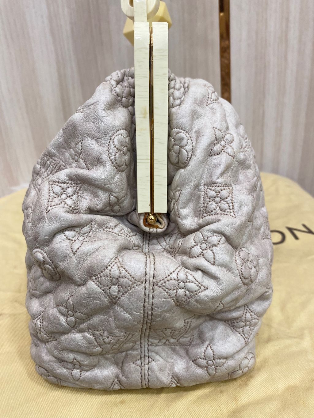 Cirrus Louis Vuitton Handbags Cream Leather ref.5314 - Joli Closet