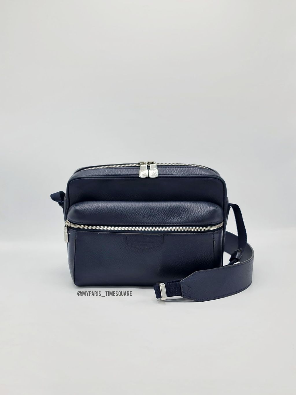 LOUIS VUITTON - Louis Vuitton Outdoor Taiga バムバッグ ブルーの 