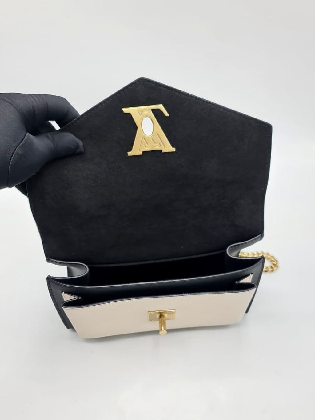 4fa8e897-1b8d-4a35-910e-4849d46898a6