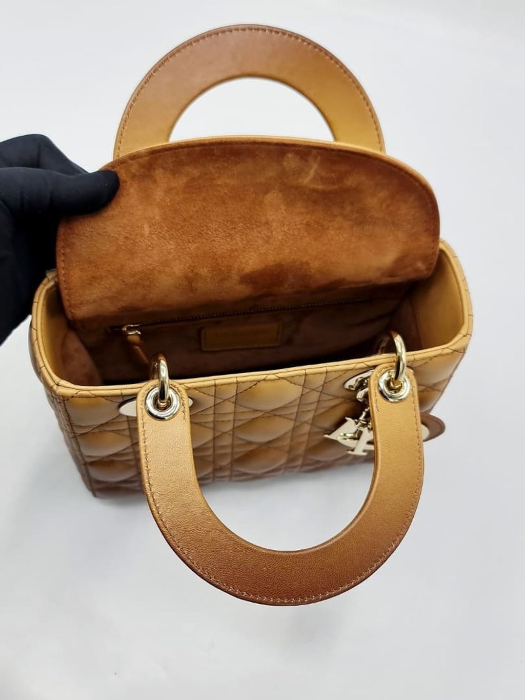 371df298-758f-479a-8acc-5a7d054cb2d6