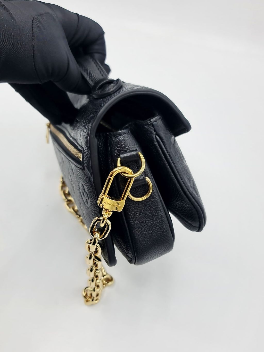 d8b164e1-d2fa-4b1f-853d-c2f9672e7e5a