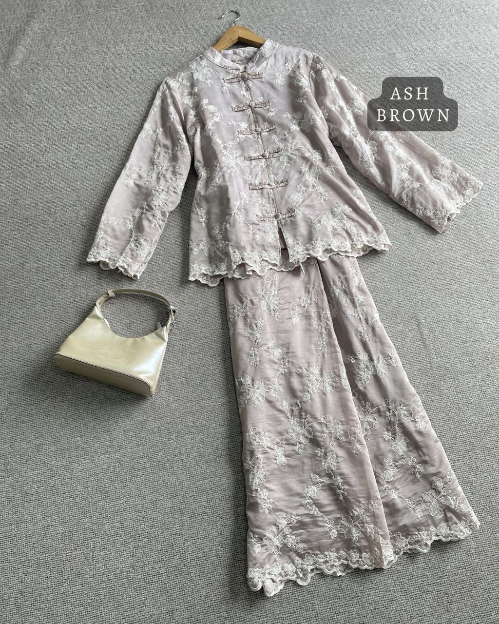 haura-wear-mayleen-skirt-set-sulam-embroidery-pario-klasik-tradisional-mini kebaya-fabrik eyelet-raya-muslimah-long-sleeve-baju-skirt-kain-perempuan-baju-sepasang