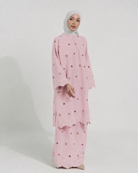 haura-wear-aufaa-skirt-set-sulam-embroidery-pario-klasik-tradisional-mini kebaya-fabrik eyelet-raya-muslimah-long-sleeve-baju-skirt-kain-perempuan-baju-sepasang (6)