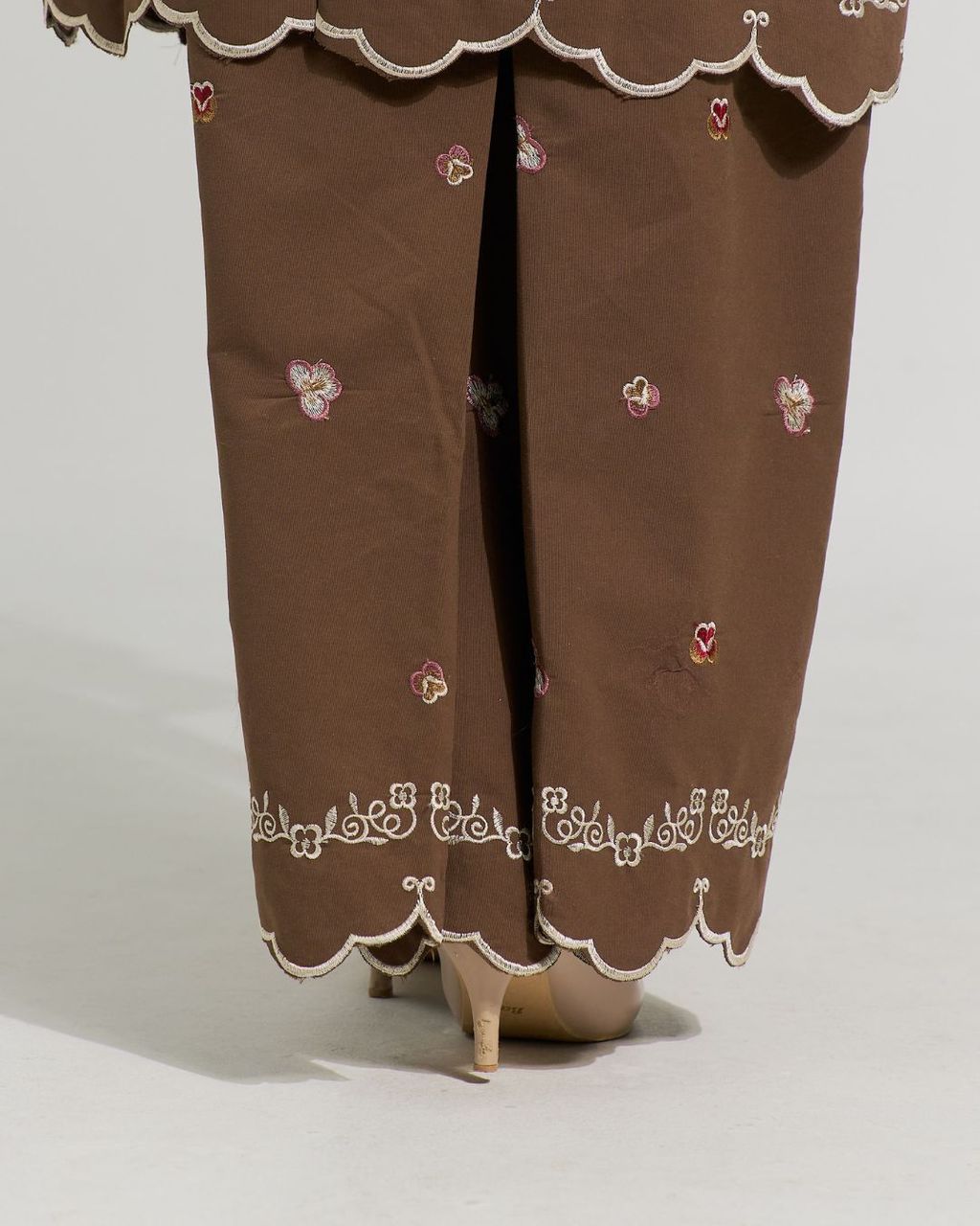 haura-wear-aufaa-skirt-set-sulam-embroidery-pario-klasik-tradisional-mini kebaya-fabrik eyelet-raya-muslimah-long-sleeve-baju-skirt-kain-perempuan-baju-sepasang (13)