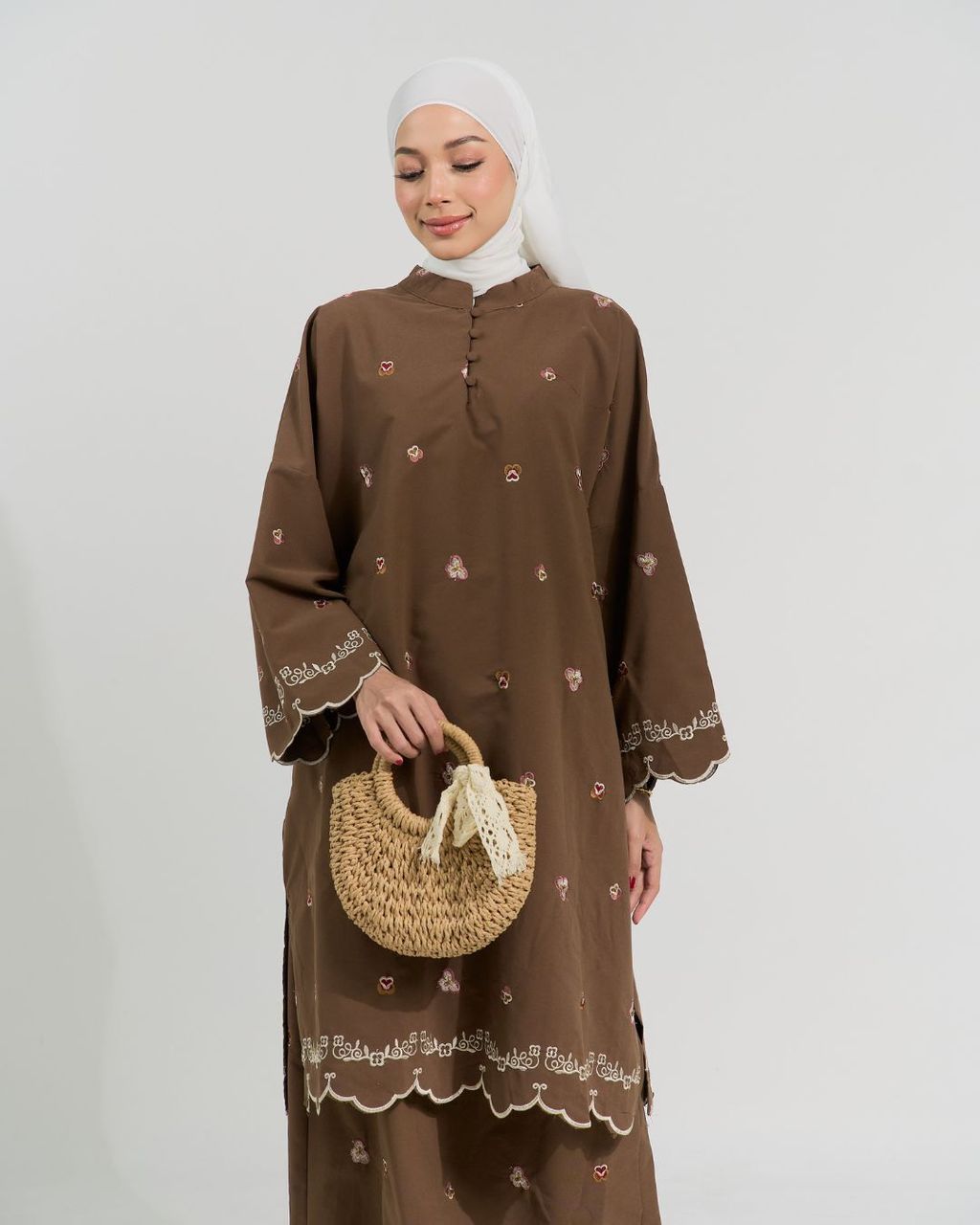 haura-wear-aufaa-skirt-set-sulam-embroidery-pario-klasik-tradisional-mini kebaya-fabrik eyelet-raya-muslimah-long-sleeve-baju-skirt-kain-perempuan-baju-sepasang (1)