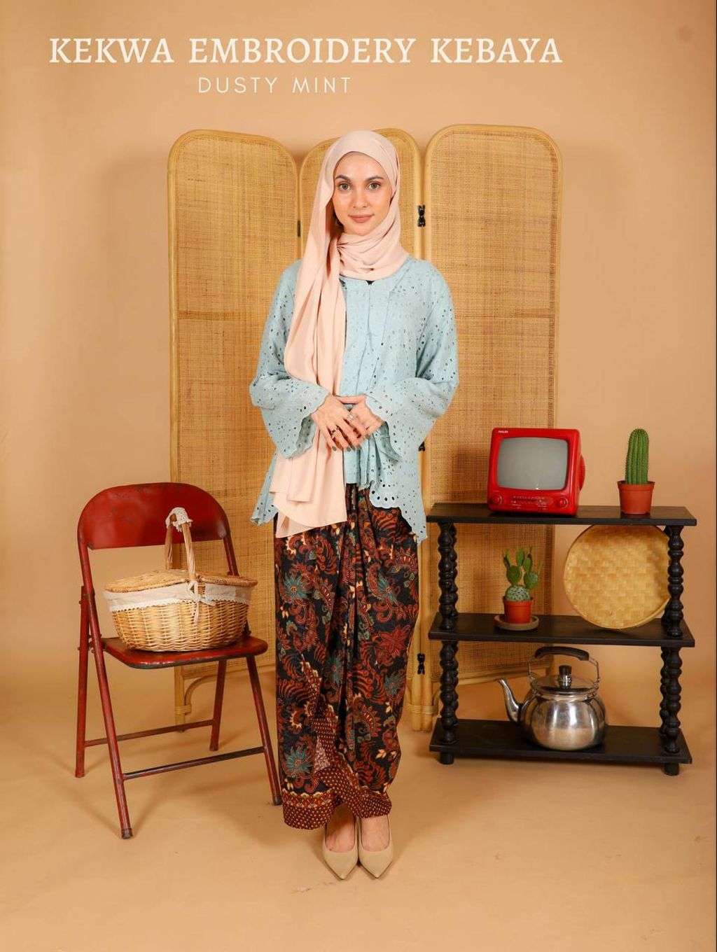 haura-wear-kekwa-kurung-kebaya-sulam-embroidery-pario-klasik-tradisional-mini kebaya-fabrik eyelet-raya-muslimah-long-sleeve-baju-skirt-kain-perempuan-baju-sepasang (2).jpg