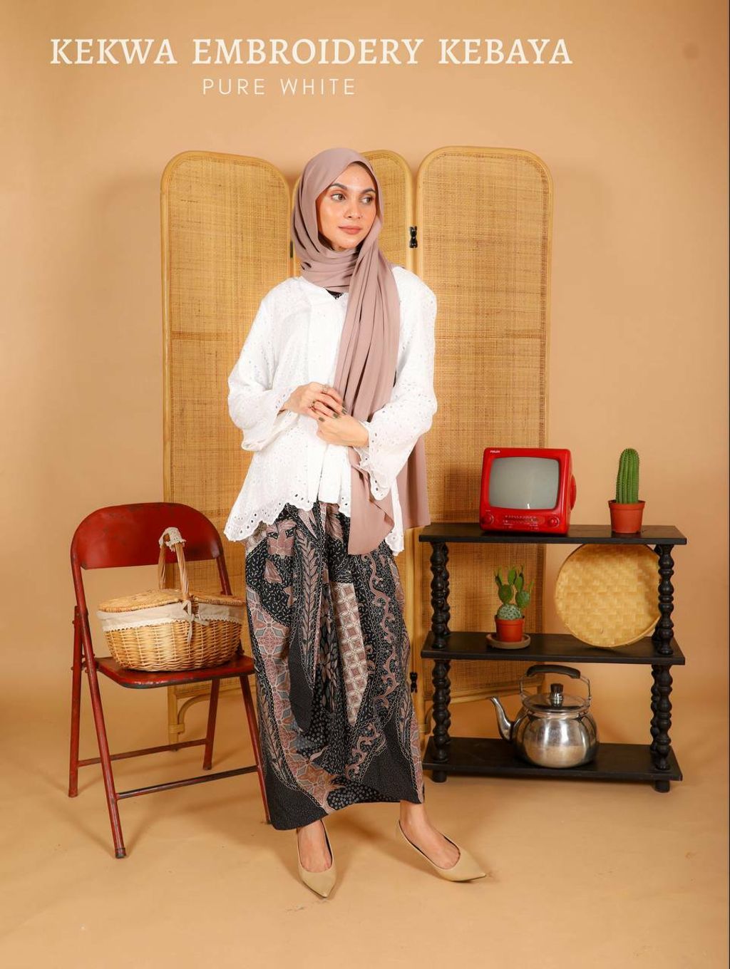 haura-wear-kekwa-kurung-kebaya-sulam-embroidery-pario-klasik-tradisional-mini kebaya-fabrik eyelet-raya-muslimah-long-sleeve-baju-skirt-kain-perempuan-baju-sepasang (4).jpg