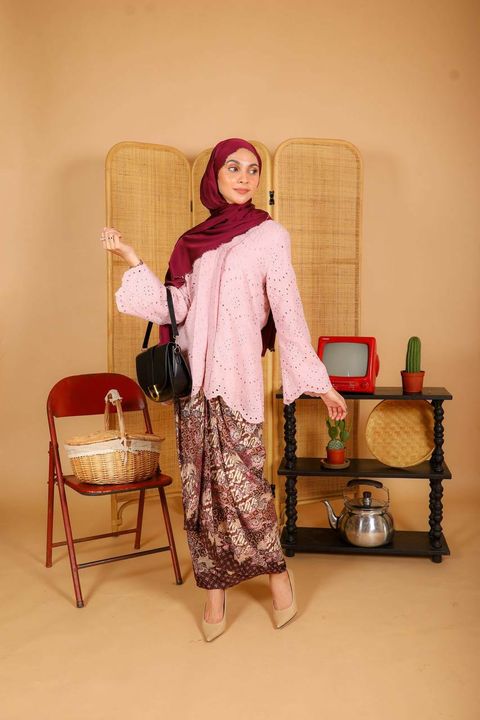 haura-wear-kekwa-kurung-kebaya-sulam-embroidery-pario-klasik-tradisional-mini kebaya-fabrik eyelet-raya-muslimah-long-sleeve-baju-skirt-kain-perempuan-baju-sepasang (14).jpg