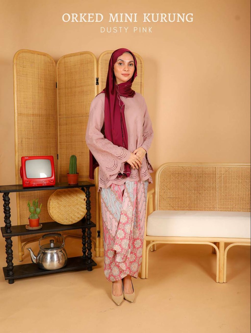 haura-wear-orked-kurung-kebaya-sulam-embroidery-pario-klasik-tradisional-mini kebaya-fabrik eyelet-raya-muslimah-long-sleeve-baju-skirt-kain-perempuan-baju-sepasang (5).jpg