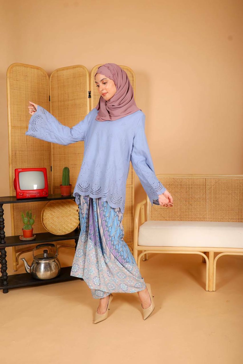 haura-wear-orked-kurung-kebaya-sulam-embroidery-pario-klasik-tradisional-mini kebaya-fabrik eyelet-raya-muslimah-long-sleeve-baju-skirt-kain-perempuan-baju-sepasang (9).jpg