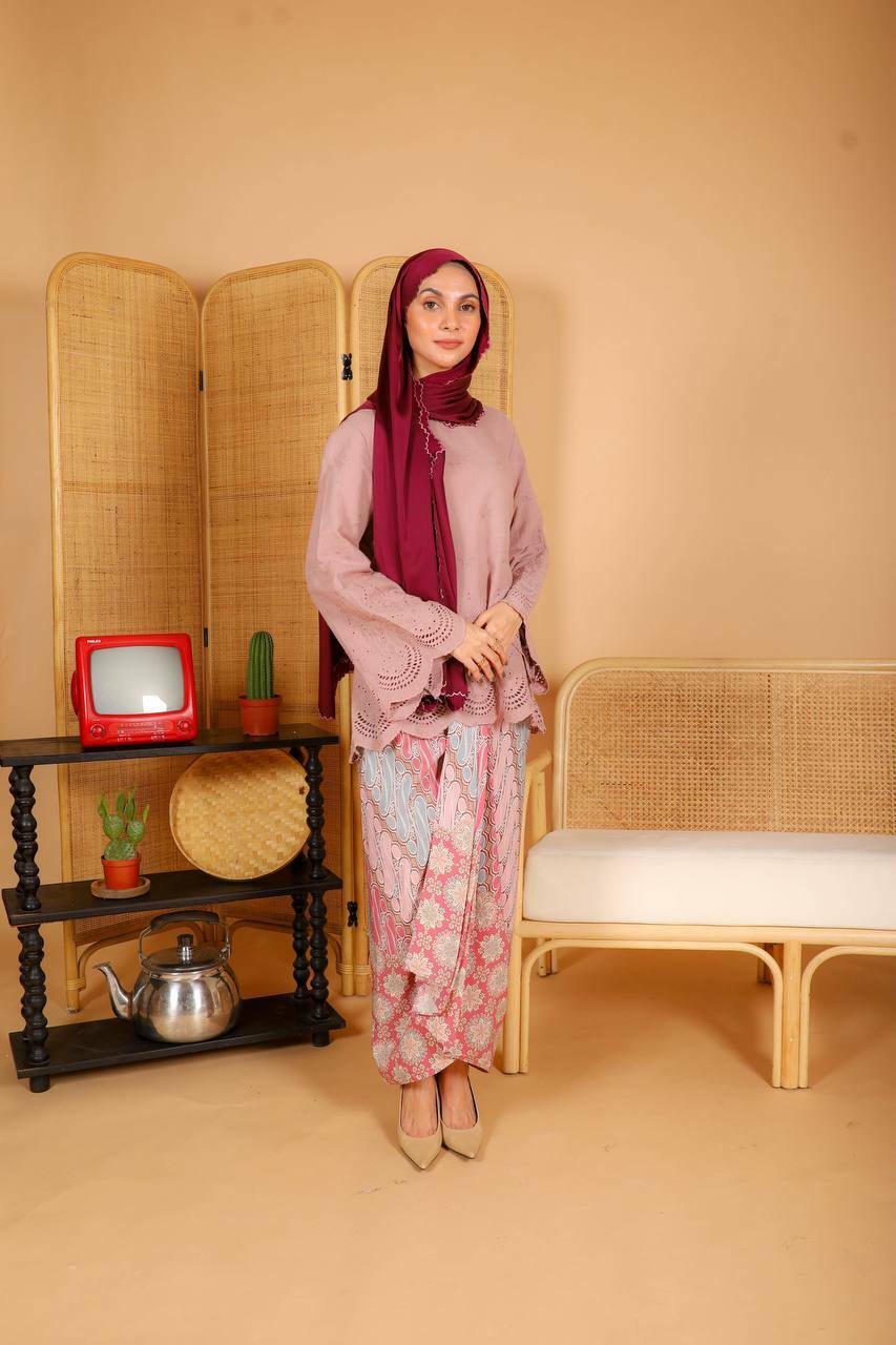 haura-wear-orked-kurung-kebaya-sulam-embroidery-pario-klasik-tradisional-mini kebaya-fabrik eyelet-raya-muslimah-long-sleeve-baju-skirt-kain-perempuan-baju-sepasang (13).jpg