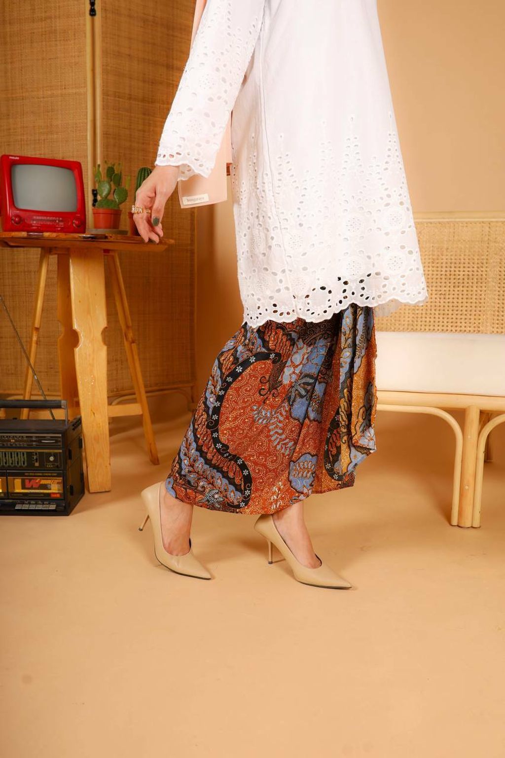 haura-wear-melor-kurung-kebaya-sulam-embroidery-pario-klasik-tradisional-mini kebaya-fabrik eyelet-raya-muslimah-long-sleeve-baju-skirt-kain-perempuan-baju-sepasang (3).jpg
