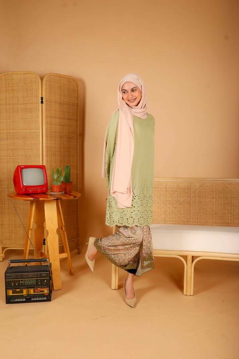 haura-wear-melor-kurung-kebaya-sulam-embroidery-pario-klasik-tradisional-mini kebaya-fabrik eyelet-raya-muslimah-long-sleeve-baju-skirt-kain-perempuan-baju-sepasang (16).jpg