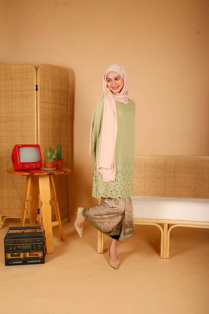 haura-wear-melor-kurung-kebaya-sulam-embroidery-pario-klasik-tradisional-mini kebaya-fabrik eyelet-raya-muslimah-long-sleeve-baju-skirt-kain-perempuan-baju-sepasang (16).jpg