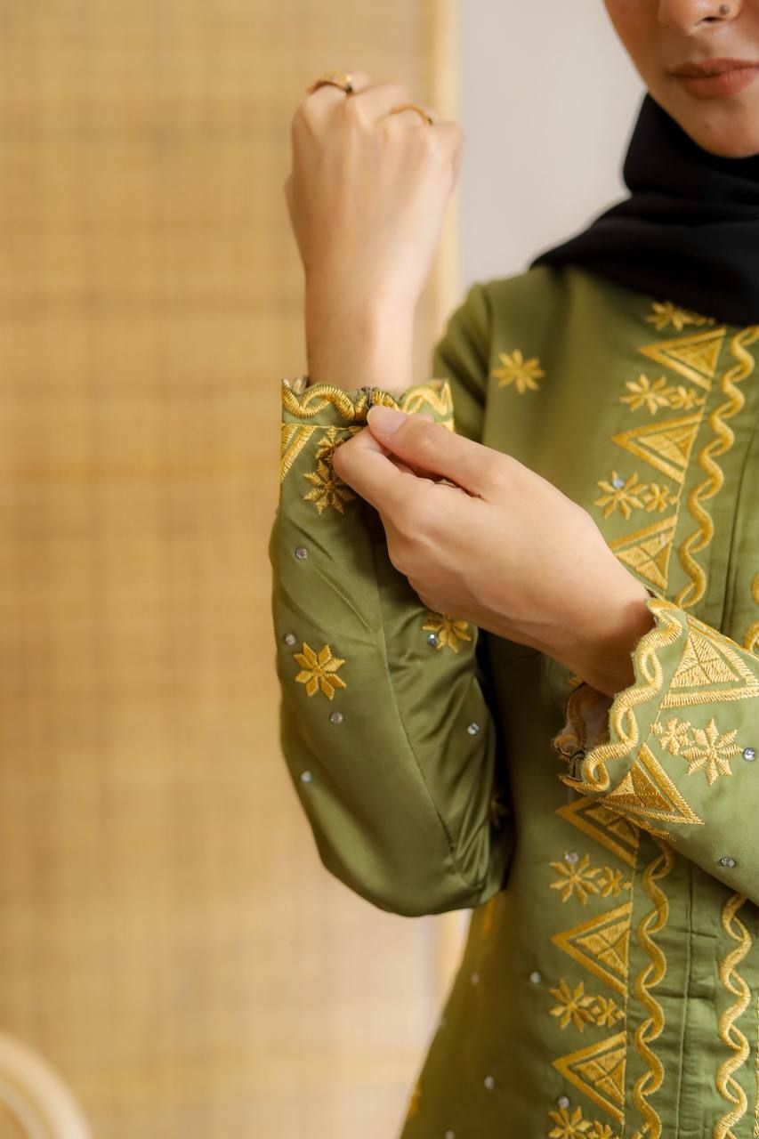 haura-wear-tisha-kurung-kebaya-sulam-embroidery-pario-klasik-tradisional-mini kebaya-fabrik eyelet-raya-muslimah-long-sleeve-baju-skirt-kain-perempuan-baju-sepasang (13).jpg