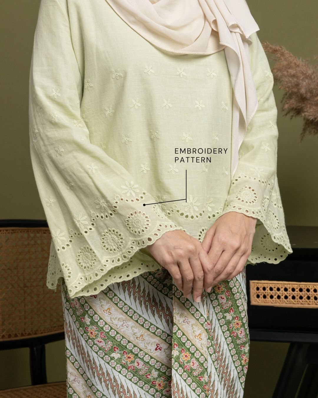 haura-wear-lylie-kurung-kebaya-sulam-embroidery-pario-klasik-tradisional-mini kebaya-fabrik eyelet-raya-muslimah-long-sleeve-baju-skirt-kain-perempuan-baju-sepasang (9)