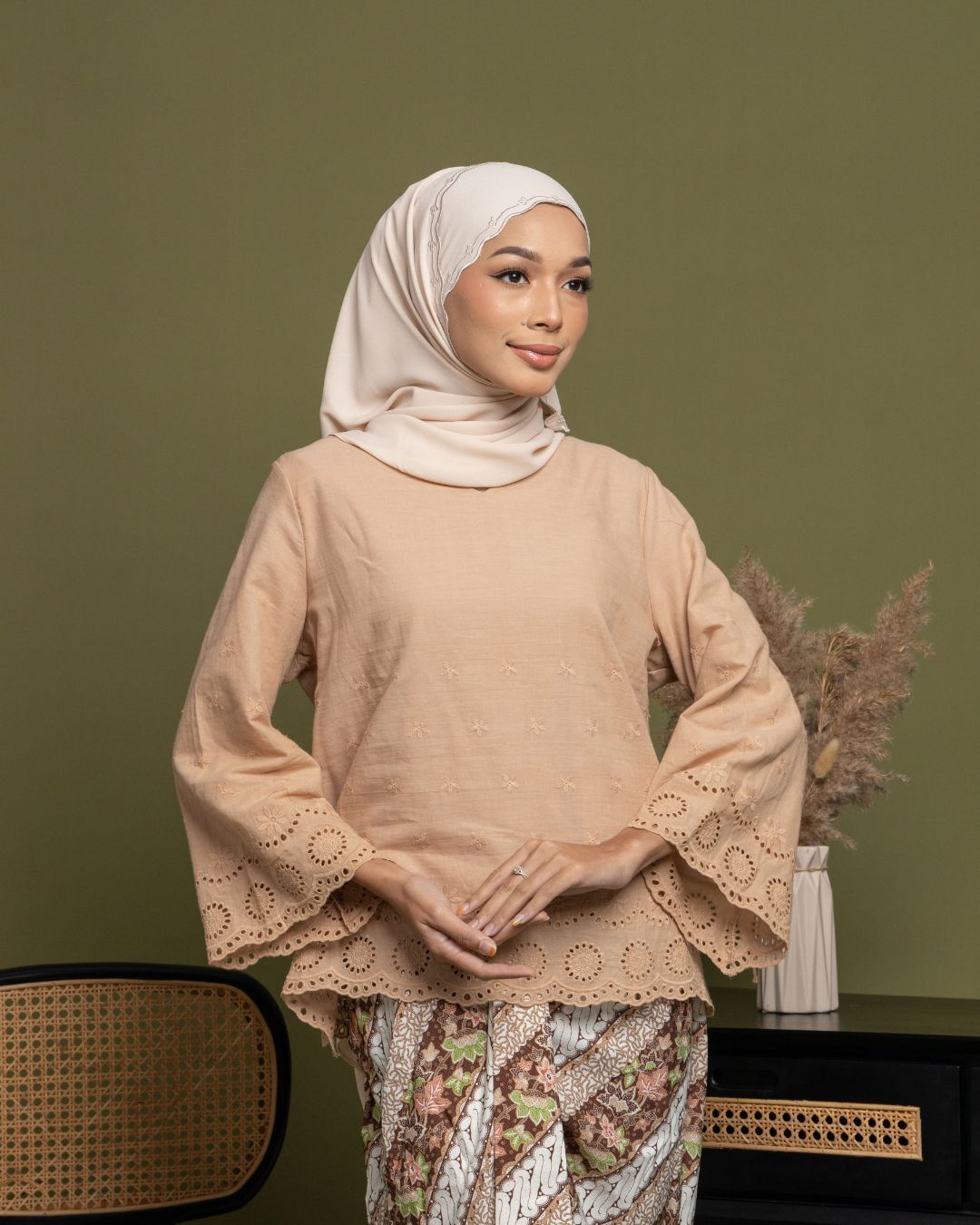 haura-wear-lylie-kurung-kebaya-sulam-embroidery-pario-klasik-tradisional-mini kebaya-fabrik eyelet-raya-muslimah-long-sleeve-baju-skirt-kain-perempuan-baju-sepasang (15)
