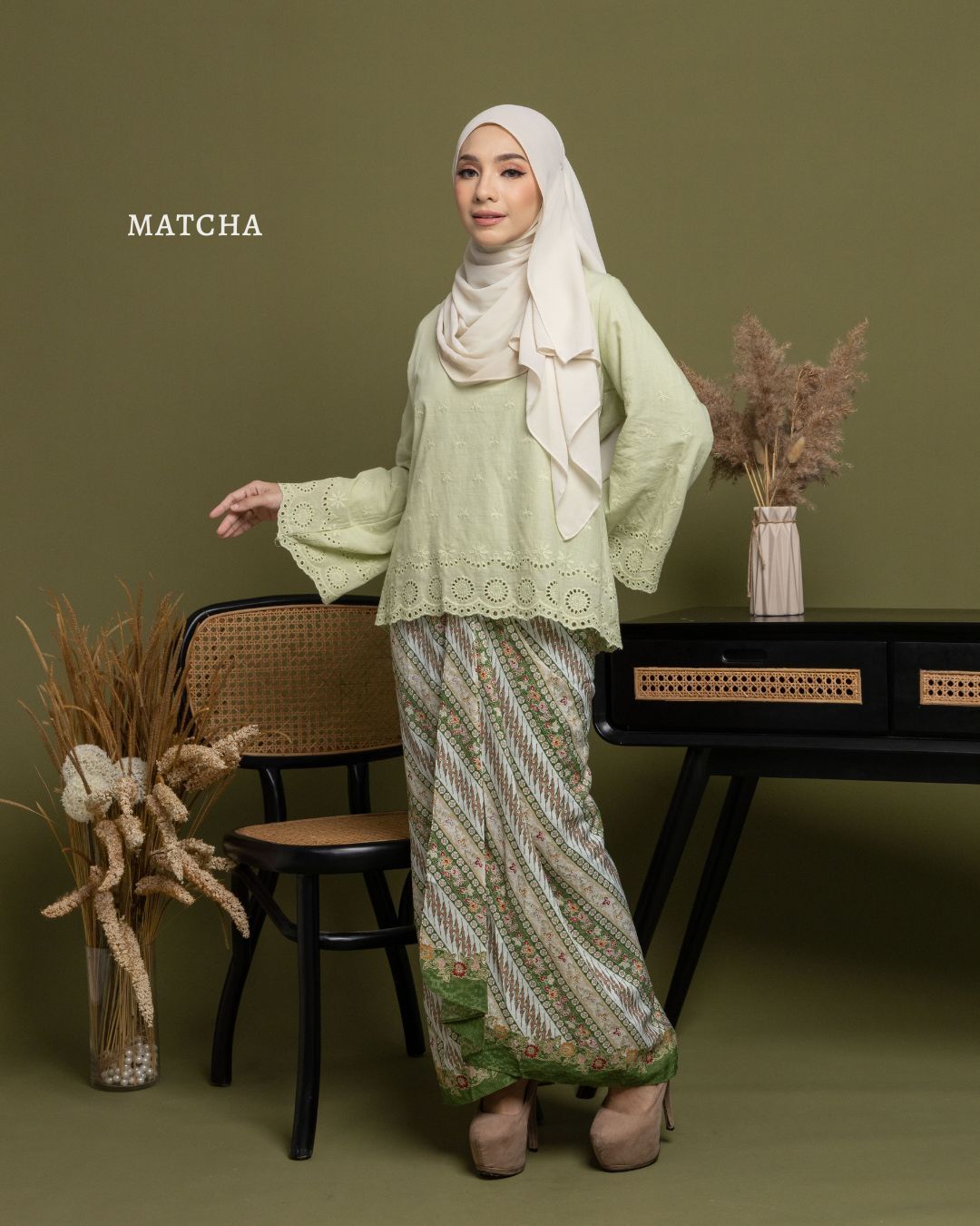 haura-wear-lylie-kurung-kebaya-sulam-embroidery-pario-klasik-tradisional-mini kebaya-fabrik eyelet-raya-muslimah-long-sleeve-baju-skirt-kain-perempuan-baju-sepasang (24)