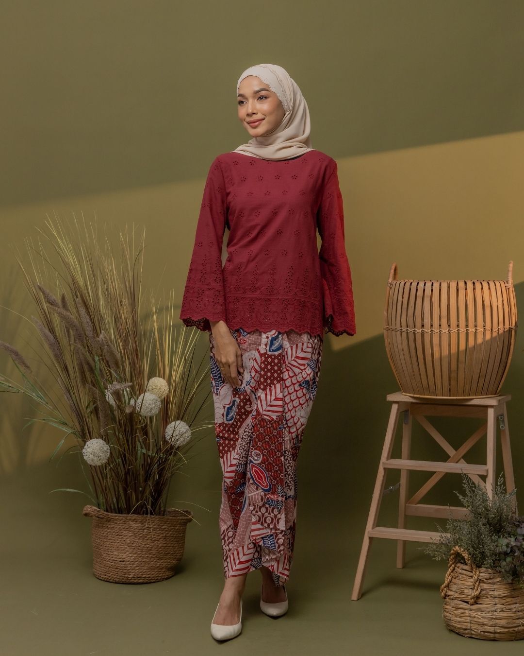haura-wear-lylie-kurung-kebaya-sulam-embroidery-pario-klasik-tradisional-mini kebaya-fabrik eyelet-raya-muslimah-long-sleeve-baju-skirt-kain-perempuan-baju-sepasang (9)