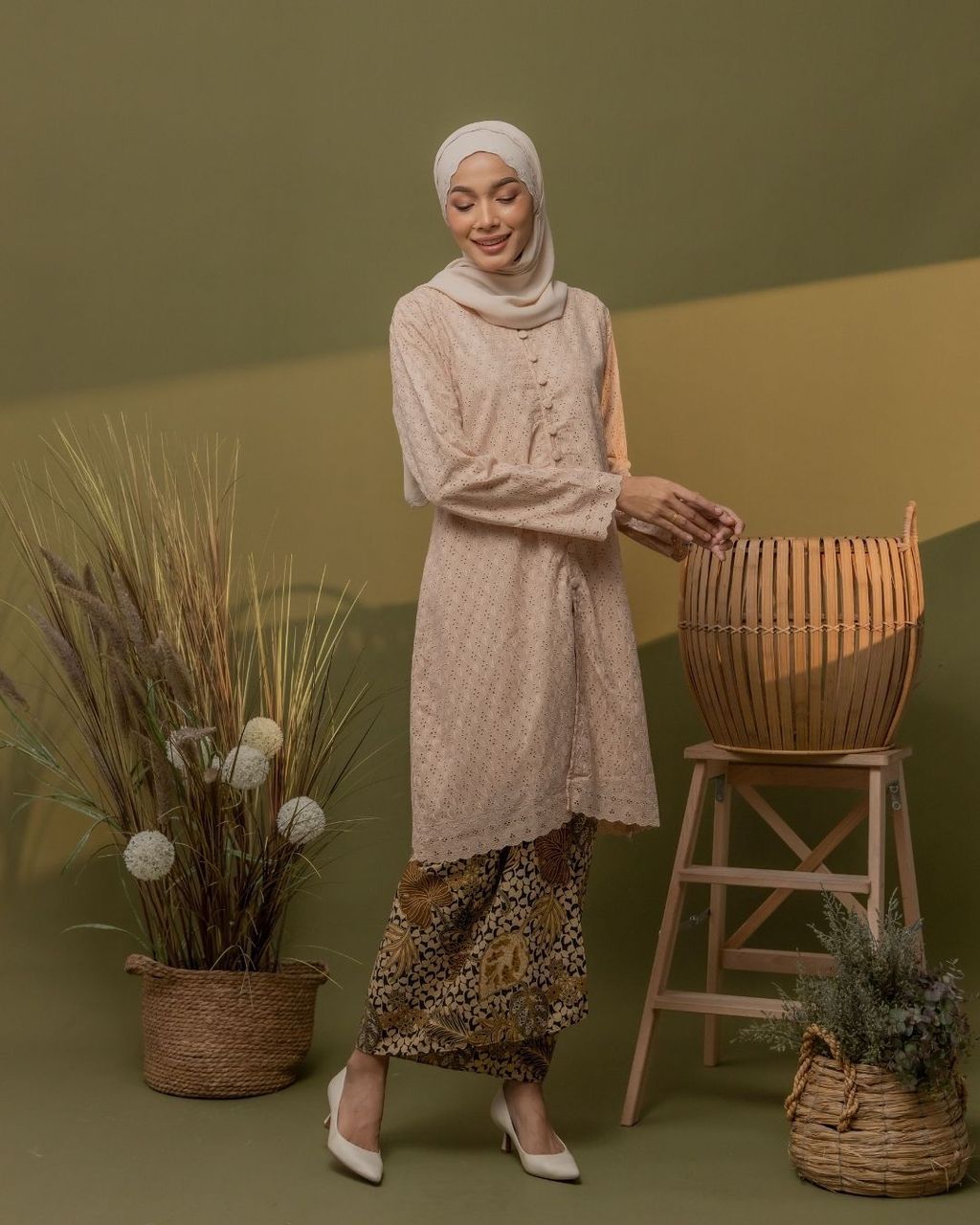 haura-wear-puspa-kurung-kebaya-sulam-embroidery-pario-klasik-tradisional-mini kebaya-fabrik eyelet-raya-muslimah-long-sleeve-baju-skirt-kain-perempuan-baju-sepasang (9)
