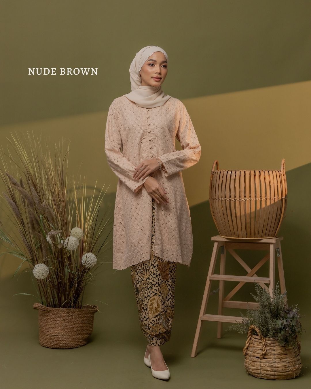 haura-wear-puspa-kurung-kebaya-sulam-embroidery-pario-klasik-tradisional-mini kebaya-fabrik eyelet-raya-muslimah-long-sleeve-baju-skirt-kain-perempuan-baju-sepasang (7)