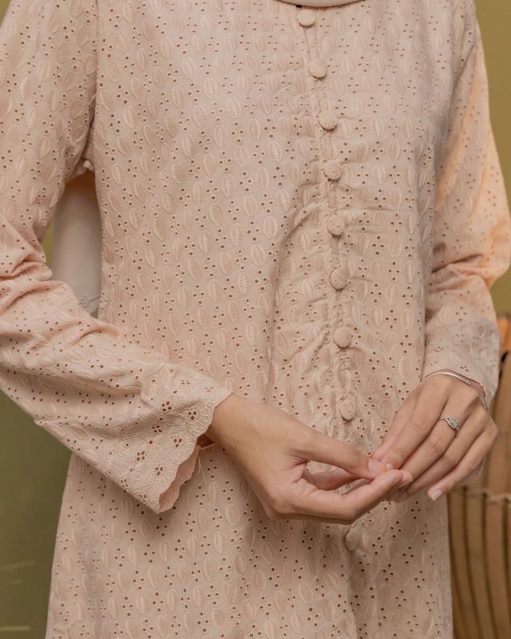 haura-wear-puspa-kurung-kebaya-sulam-embroidery-pario-klasik-tradisional-mini kebaya-fabrik eyelet-raya-muslimah-long-sleeve-baju-skirt-kain-perempuan-baju-sepasang (14)