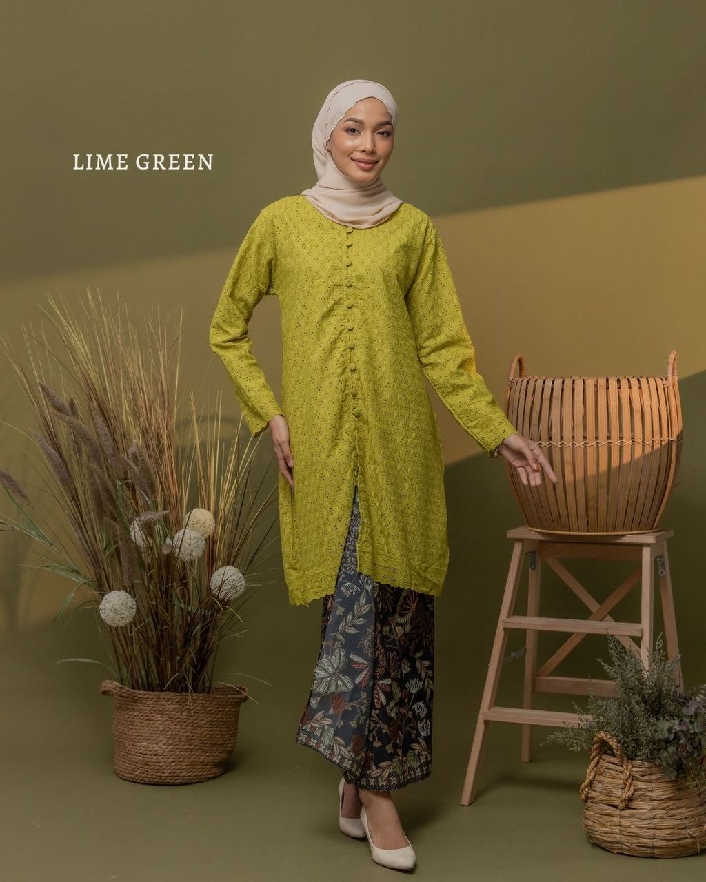 haura-wear-puspa-kurung-kebaya-sulam-embroidery-pario-klasik-tradisional-mini kebaya-fabrik eyelet-raya-muslimah-long-sleeve-baju-skirt-kain-perempuan-baju-sepasang (4)