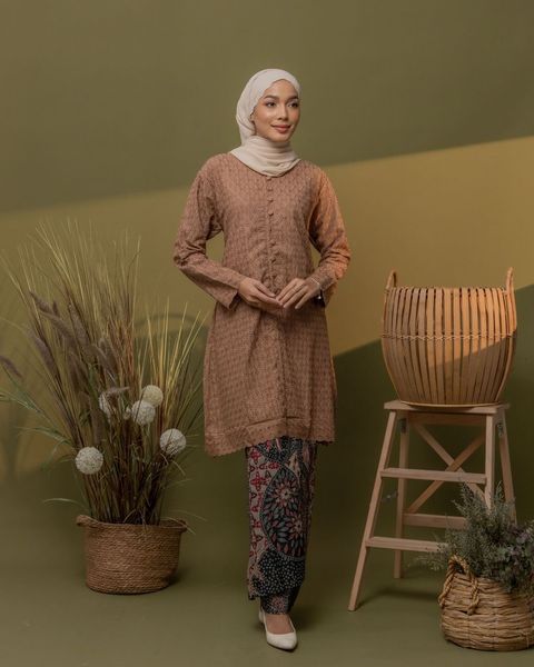haura-wear-puspa-kurung-kebaya-sulam-embroidery-pario-klasik-tradisional-mini kebaya-fabrik eyelet-raya-muslimah-long-sleeve-baju-skirt-kain-perempuan-baju-sepasang (13)