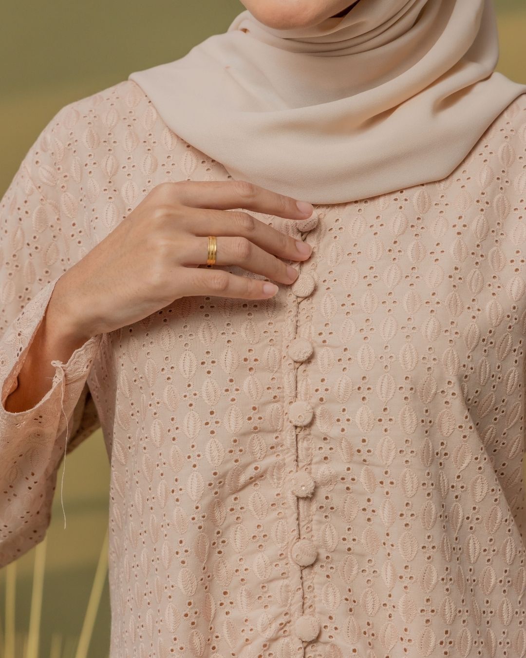 haura-wear-puspa-kurung-kebaya-sulam-embroidery-pario-klasik-tradisional-mini kebaya-fabrik eyelet-raya-muslimah-long-sleeve-baju-skirt-kain-perempuan-baju-sepasang (2)