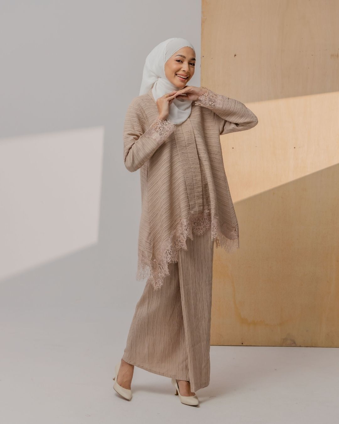 haura-wear-deeja-kurung-kebaya-sulam-embroidery-pario-klasik-tradisional-mini kebaya-fabrik eyelet-raya-muslimah-long-sleeve-baju-skirt-kain-perempuan-baju-sepasang (7)