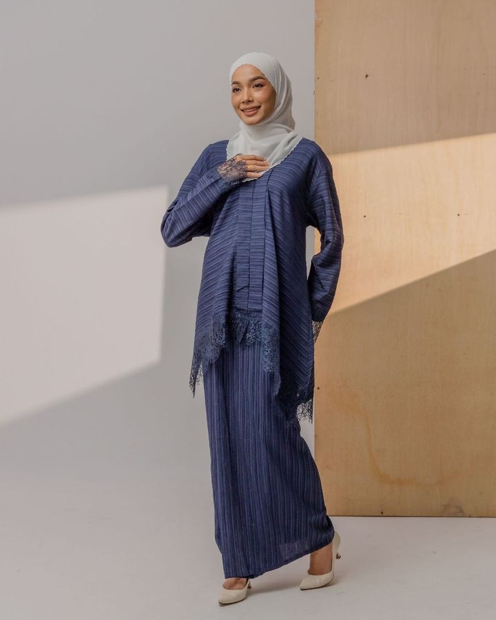 haura-wear-deeja-kurung-kebaya-sulam-embroidery-pario-klasik-tradisional-mini kebaya-fabrik eyelet-raya-muslimah-long-sleeve-baju-skirt-kain-perempuan-baju-sepasang (2)