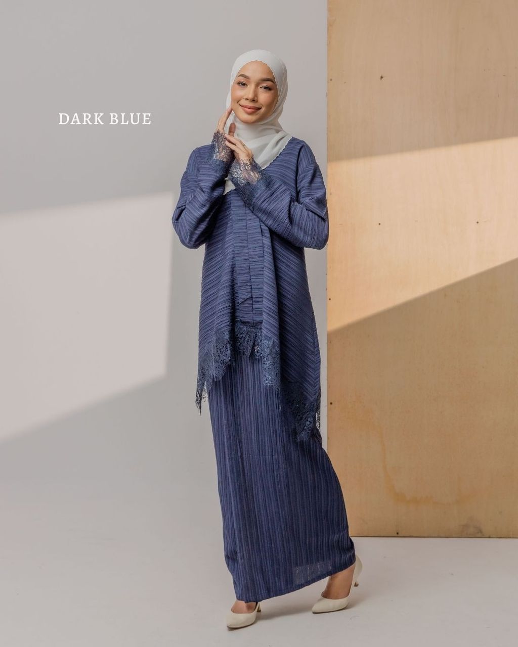 haura-wear-deeja-kurung-kebaya-sulam-embroidery-pario-klasik-tradisional-mini kebaya-fabrik eyelet-raya-muslimah-long-sleeve-baju-skirt-kain-perempuan-baju-sepasang (1)