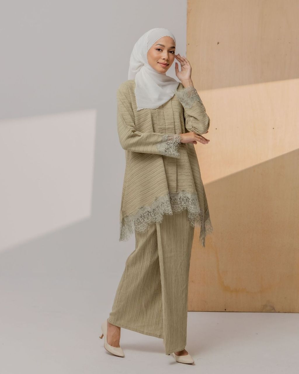haura-wear-deeja-kurung-kebaya-sulam-embroidery-pario-klasik-tradisional-mini kebaya-fabrik eyelet-raya-muslimah-long-sleeve-baju-skirt-kain-perempuan-baju-sepasang (4)
