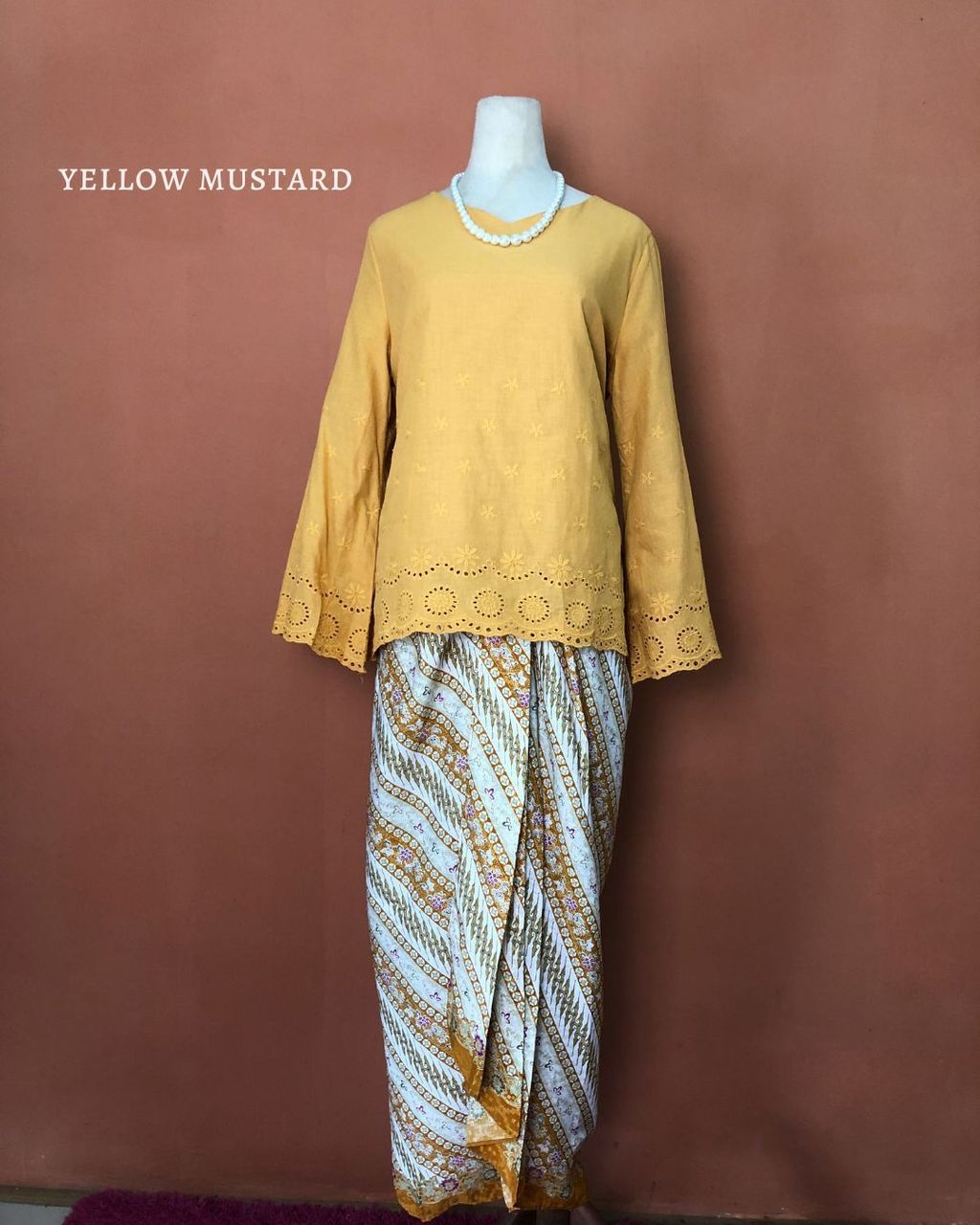 haura-wear-lylie-kurung-kebaya-sulam-embroidery-pario-klasik-tradisional-mini kebaya-fabrik eyelet-raya-muslimah-long-sleeve-baju-skirt-kain-perempuan-baju-sepasang (1)