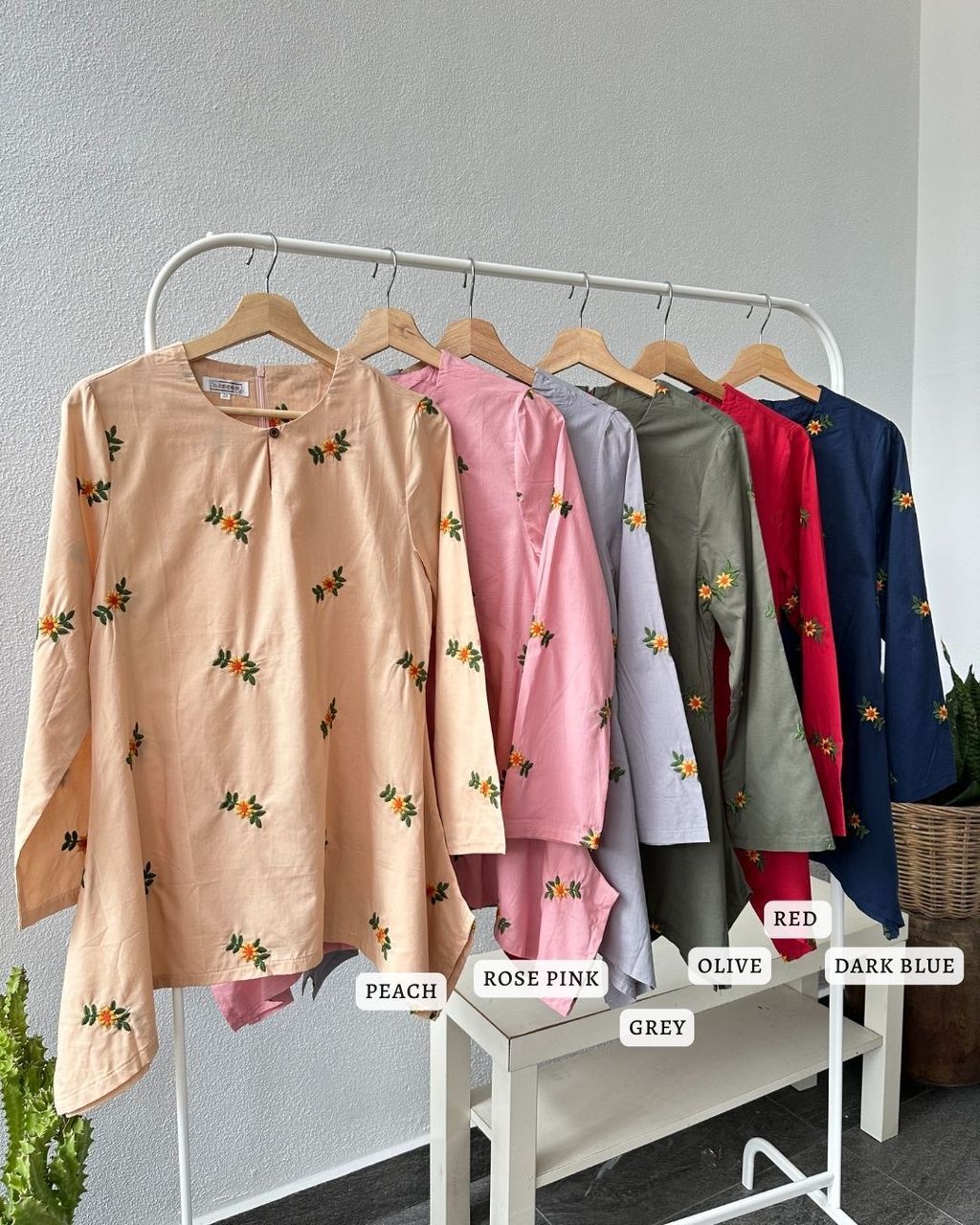 haura-wear-mona-kurung-kebaya-sulam-embroidery-pario-klasik-tradisional-mini kebaya-fabrik eyelet-raya-muslimah-long-sleeve-baju-skirt-kain-perempuan-baju-sepasang (4)