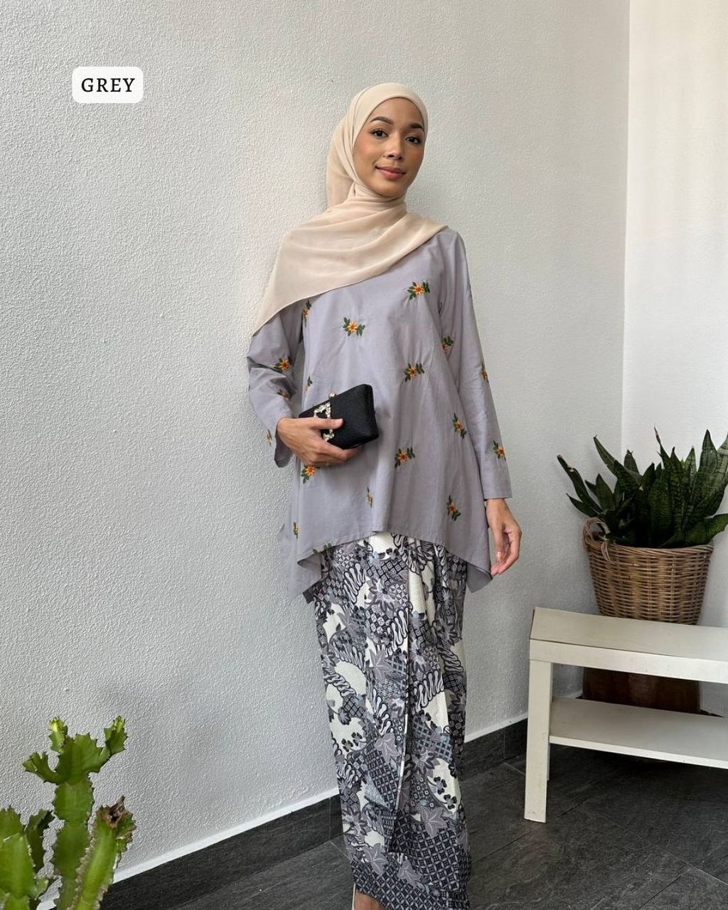 haura-wear-mona-kurung-kebaya-sulam-embroidery-pario-klasik-tradisional-mini kebaya-fabrik eyelet-raya-muslimah-long-sleeve-baju-skirt-kain-perempuan-baju-sepasang (10)