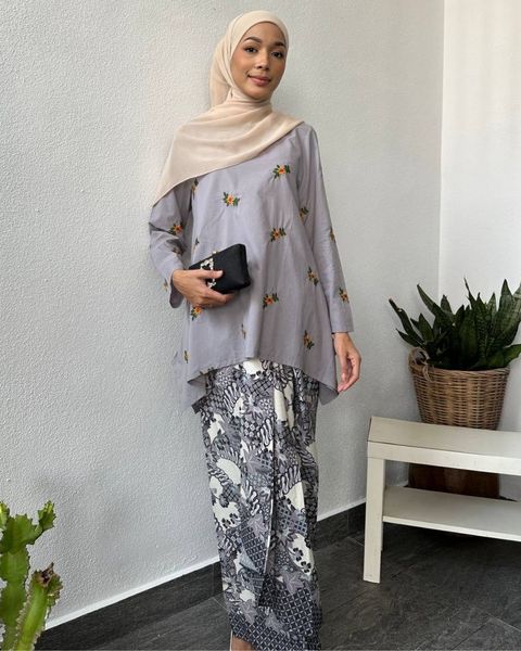 haura-wear-mona-kurung-kebaya-sulam-embroidery-pario-klasik-tradisional-mini kebaya-fabrik eyelet-raya-muslimah-long-sleeve-baju-skirt-kain-perempuan-baju-sepasang (15)