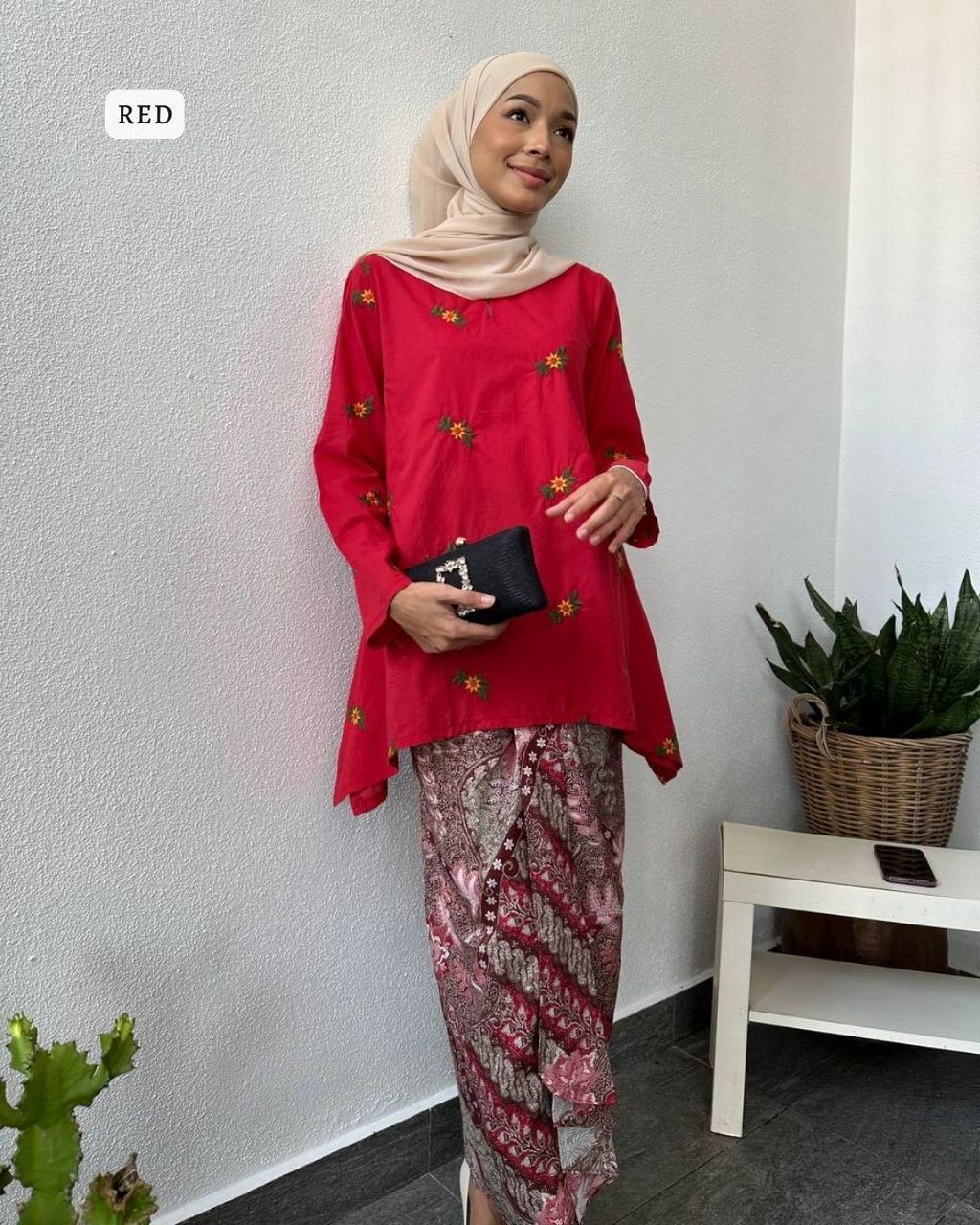 haura-wear-mona-kurung-kebaya-sulam-embroidery-pario-klasik-tradisional-mini kebaya-fabrik eyelet-raya-muslimah-long-sleeve-baju-skirt-kain-perempuan-baju-sepasang (18)