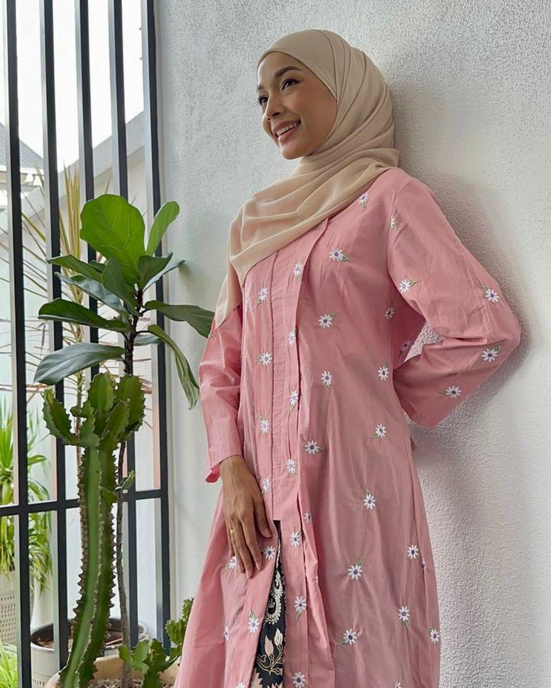 haura-wear-lana-kurung-kebaya-sulam-embroidery-pario-klasik-tradisional-mini kebaya-fabrik eyelet-raya-muslimah-long-sleeve-baju-skirt-kain-perempuan-baju-sepasang (13)