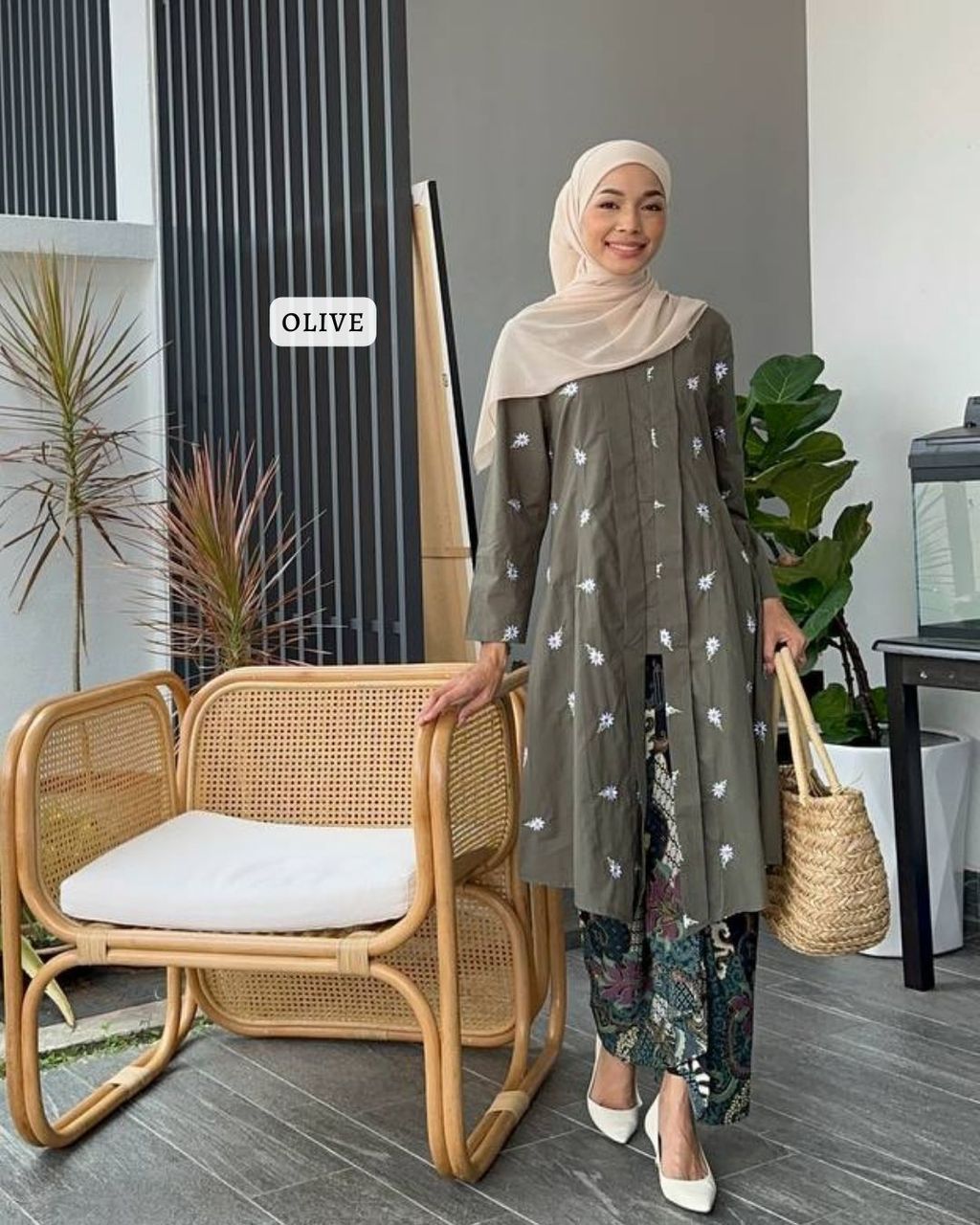 haura-wear-lana-kurung-kebaya-sulam-embroidery-pario-klasik-tradisional-mini kebaya-fabrik eyelet-raya-muslimah-long-sleeve-baju-skirt-kain-perempuan-baju-sepasang (16)