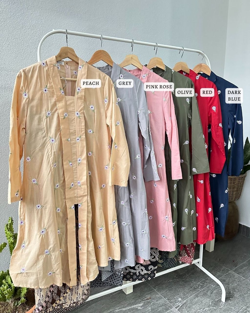 haura-wear-lana-kurung-kebaya-sulam-embroidery-pario-klasik-tradisional-mini kebaya-fabrik eyelet-raya-muslimah-long-sleeve-baju-skirt-kain-perempuan-baju-sepasang (7)