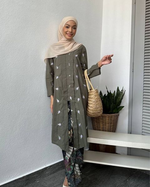 haura-wear-lana-kurung-kebaya-sulam-embroidery-pario-klasik-tradisional-mini kebaya-fabrik eyelet-raya-muslimah-long-sleeve-baju-skirt-kain-perempuan-baju-sepasang (10)