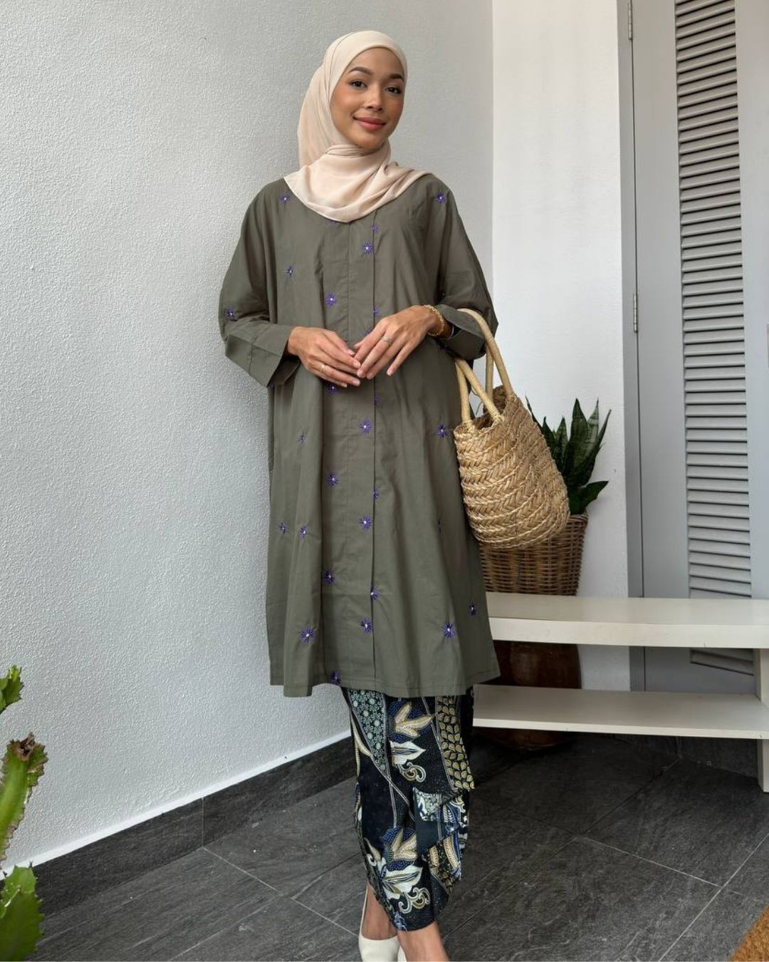haura-wear-ailee-kurung-kebaya-sulam-embroidery-pario-klasik-tradisional-mini kebaya-fabrik eyelet-raya-muslimah-long-sleeve-baju-skirt-kain-perempuan-baju-sepasang (16)