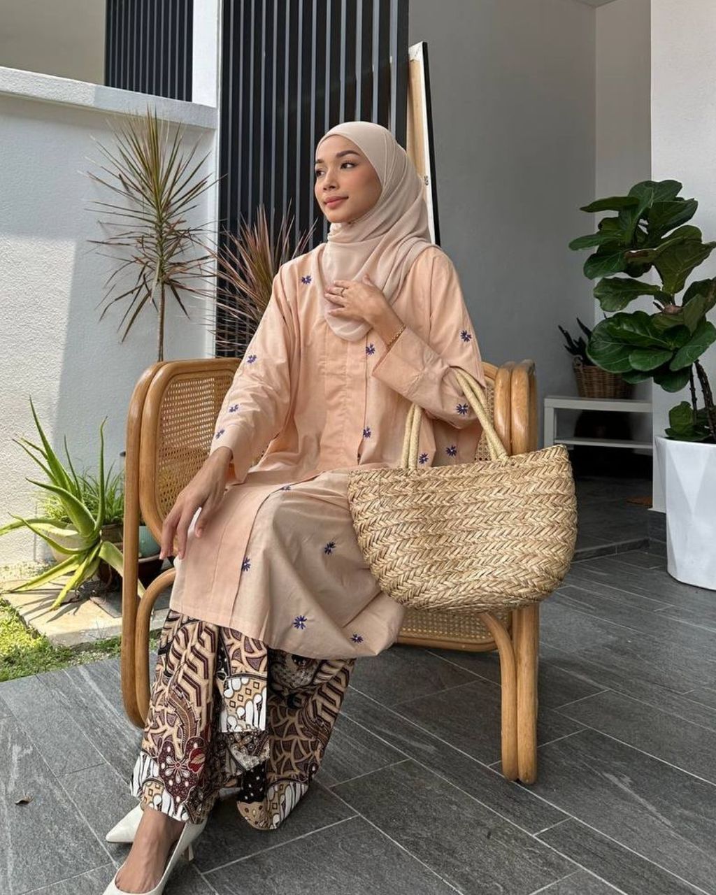 haura-wear-ailee-kurung-kebaya-sulam-embroidery-pario-klasik-tradisional-mini kebaya-fabrik eyelet-raya-muslimah-long-sleeve-baju-skirt-kain-perempuan-baju-sepasang (18)