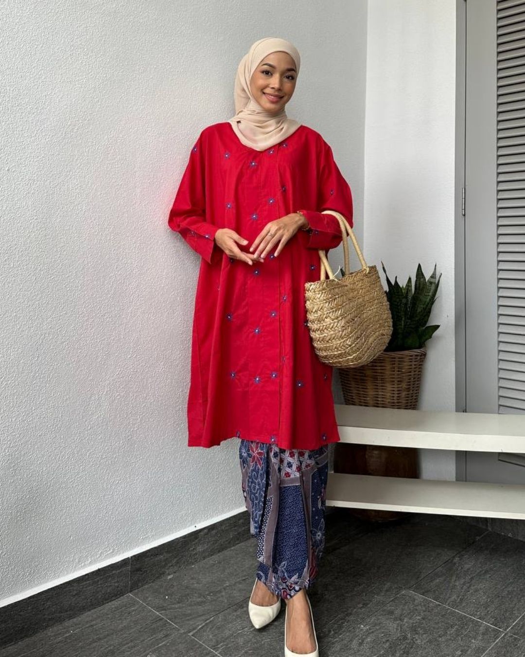 haura-wear-ailee-kurung-kebaya-sulam-embroidery-pario-klasik-tradisional-mini kebaya-fabrik eyelet-raya-muslimah-long-sleeve-baju-skirt-kain-perempuan-baju-sepasang (12)