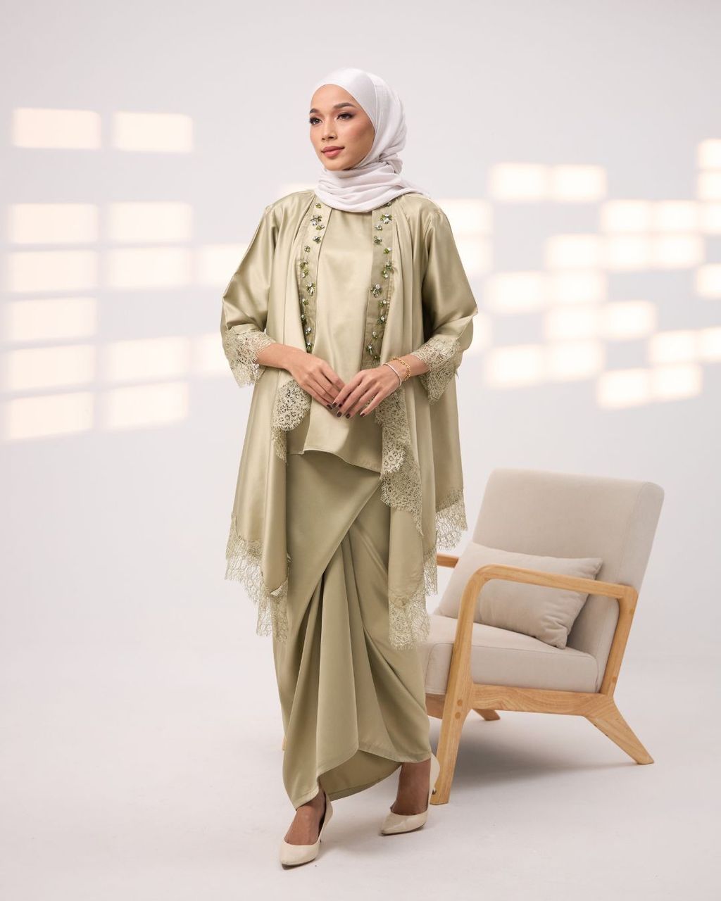 haura-wear-widya-skirt-set-sulam-embroidery-pario-klasik-tradisional-mini kebaya-fabrik eyelet-raya-muslimah-long-sleeve-baju-skirt-kain-perempuan-baju-sepasang (16)